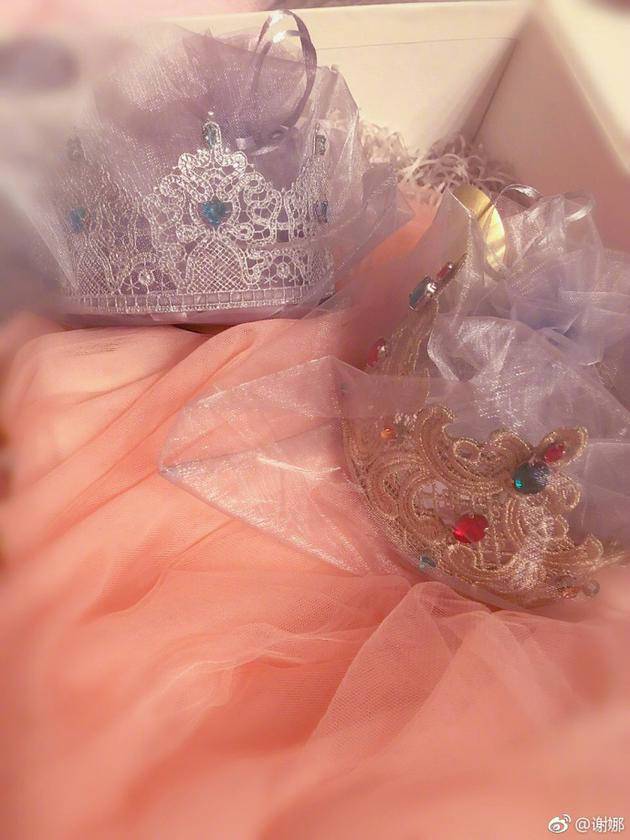 姜思达送谢娜礼物 网友：小皇冠和小纱裙这礼物可爱有心意
