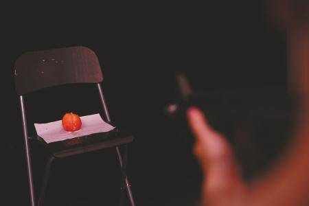 还敢买？实测网红水弹枪 这种儿童玩具竟然可以轻松打烂苹果