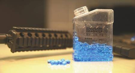 还敢买？实测网红水弹枪 这种儿童玩具竟然可以轻松打烂苹果