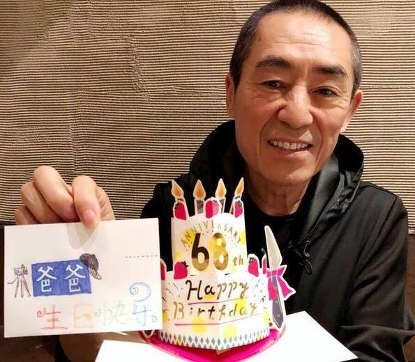 怒赞！张艺谋12岁女儿做饼干 父女俩相差56岁女儿既孝顺又节俭