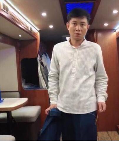 文章近照曝光：头发明显稀疏不少 油光满面发际线上移