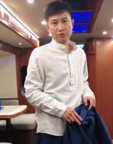 文章近照曝光：头发明显稀疏不少 油光满面发际线上移