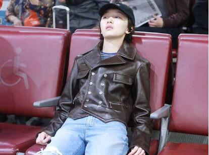 酷girl本酷!周冬雨北京瘫