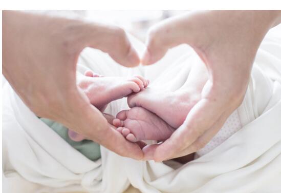 熊黛林一家四口合影曝光 老公郭可颂抱baby抱到不舍得放手