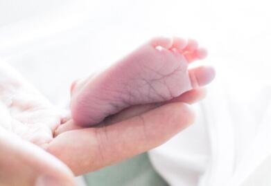 熊黛林一家四口合影曝光 老公郭可颂抱baby抱到不舍得放手