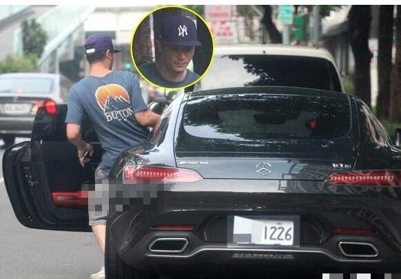 相当尴尬!霍建华违规停豪车 一系列出糗画面全程被拍下