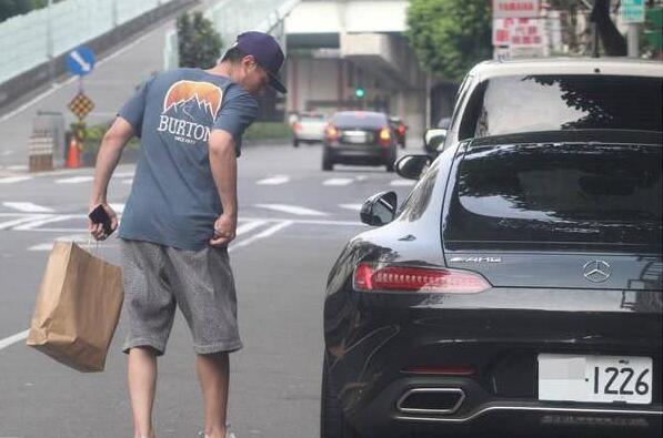 相当尴尬!霍建华违规停豪车 一系列出糗画面全程被拍下