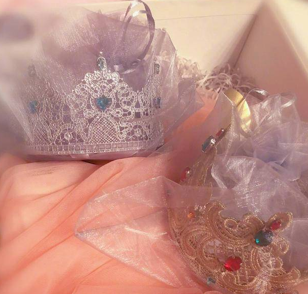 姜思达送谢娜礼物 稳稳的的小皇冠和小纱裙惹人喜