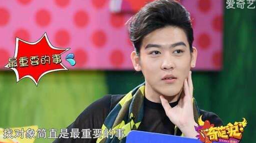 姜思达送谢娜礼物 稳稳的的小皇冠和小纱裙惹人喜