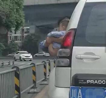 不要命了？男孩被抱出车窗撒尿 一共抱出来两次前后持续两分钟