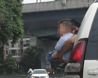不要命了？男孩被抱出车窗撒尿 一共抱出来两次前后持续两分钟