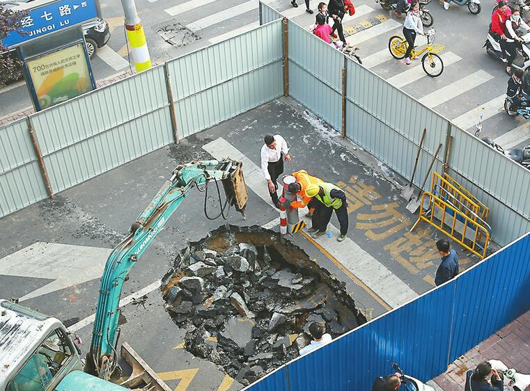 经七纬十二路口路面塌陷原因初步查明 陶土管道已“服役”26年