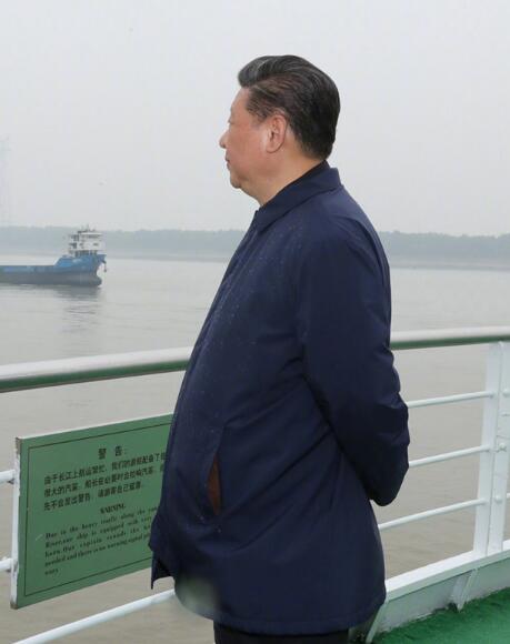习近平乘船考察长江