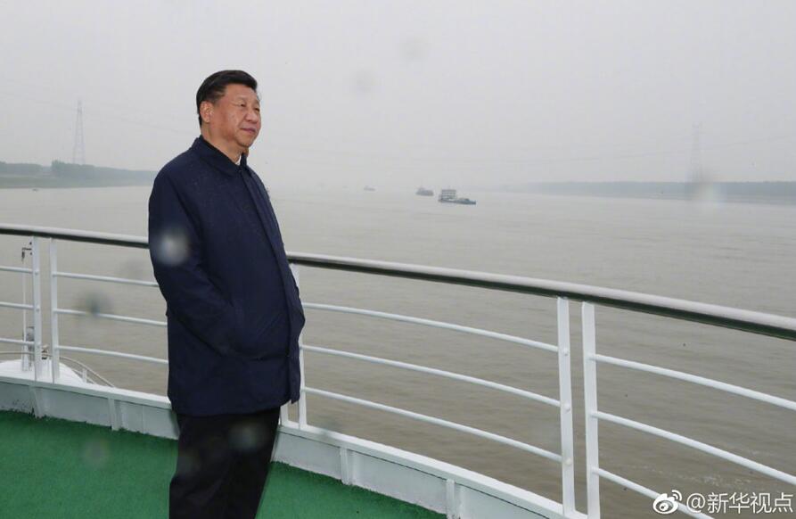 习近平乘船考察长江