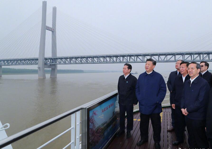 习近平乘船考察长江