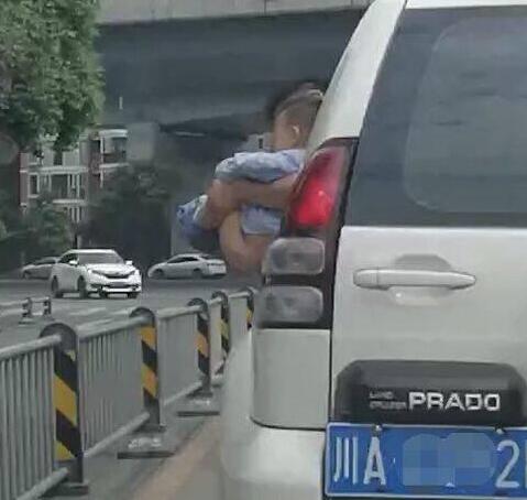 熊家长！熊孩子被抱出车窗撒尿 尽管车速不快