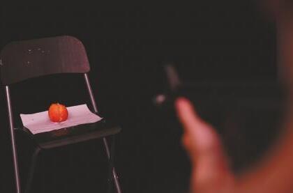 对人体无害？实测网红水弹枪效果惊了 一米外的苹果被打得稀烂