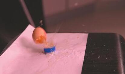 对人体无害？实测网红水弹枪效果惊了 一米外的苹果被打得稀烂