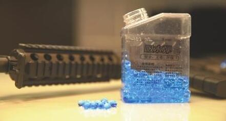 对人体无害？实测网红水弹枪效果惊了 一米外的苹果被打得稀烂