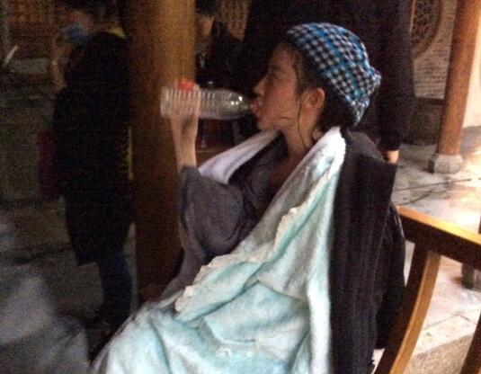 湿身诱惑？刘亦菲拍水戏画面萌翻了 浑身湿透的刘亦菲大口喝水