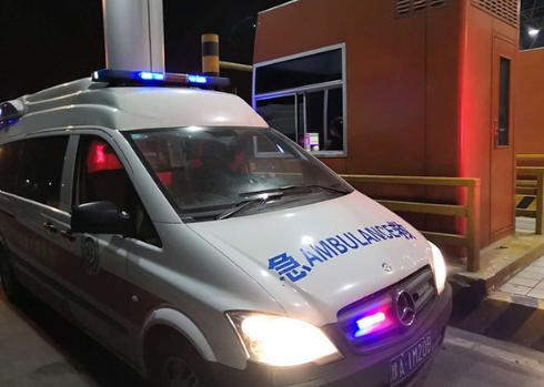 怒赞!救护车抢救三胞胎 往返300公里上演现实版《生死时速》