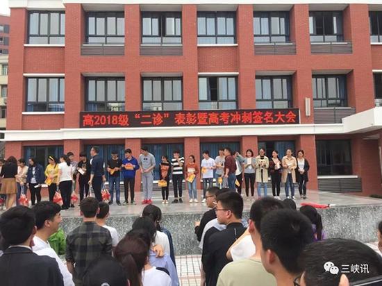 年级前20奖猪肉 中学如此特别的奖励方式也是头一次