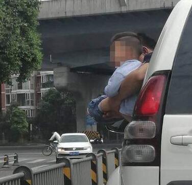 移动的厕所!小男孩被抱出车窗撒尿 万一失手掉下去怎么办?