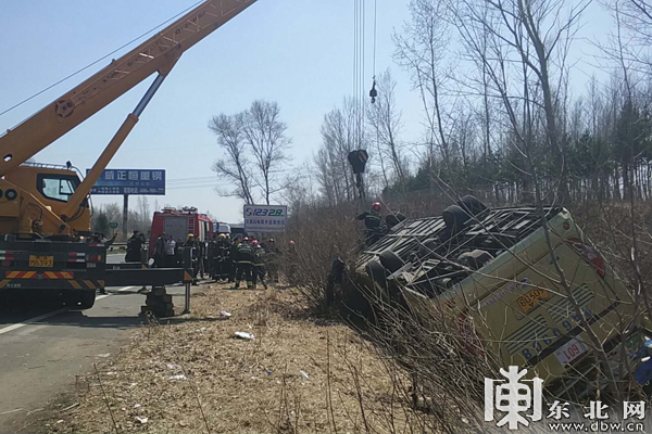 哈尔滨公交车侧翻致13人受伤 其中两人重伤，无人员死亡
