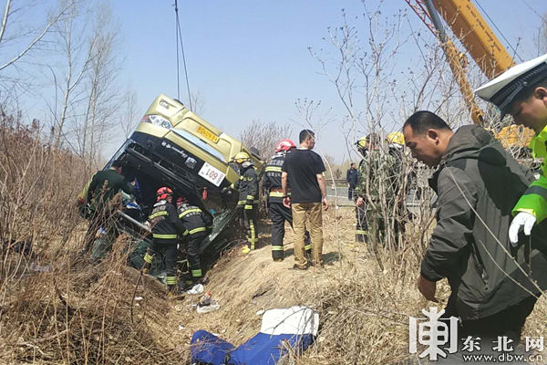 哈尔滨公交车侧翻致13人受伤 其中两人重伤，无人员死亡