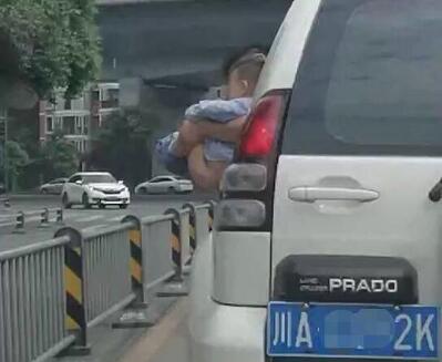 被抱出车窗撒尿