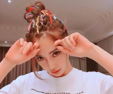 酷girl本酷!Baby绑整头彩辫 有颜任性