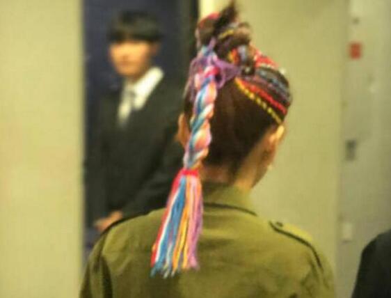 酷girl本酷!Baby绑整头彩辫 有颜任性