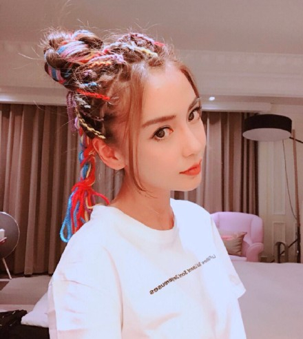 Baby绑整头彩辫头皮清晰可见 网友：这是“美上天”的节奏