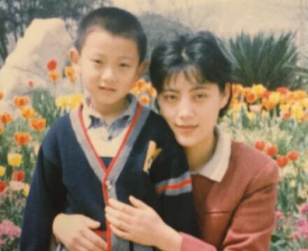 帅一脸!黄子韬幼儿园合影颜值爆表 wuli涛从小就自带黑眼圈BUFF