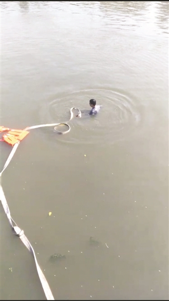 女司机驾车冲深河 失事车辆被吊车顺利吊上岸可惜女子已身亡