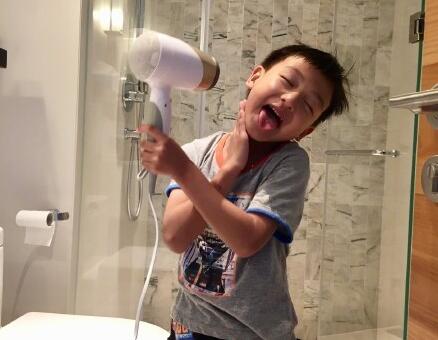 放飞自我?小亮仔秒变戏精boy 制作表情包又有新素材了