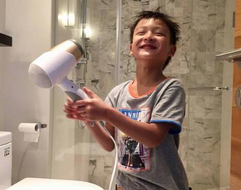 放飞自我?小亮仔秒变戏精boy 制作表情包又有新素材了