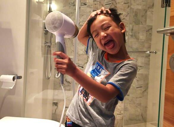 放飞自我?小亮仔秒变戏精boy 制作表情包又有新素材了