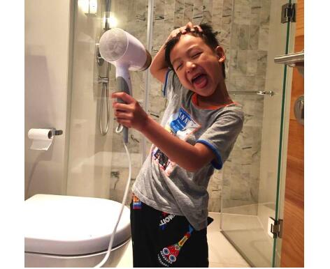 萌翻了！小亮仔戏精boy附体 网友：小亮仔真的是翻版田亮！