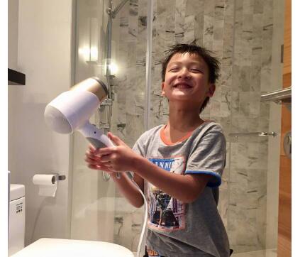 萌翻了！小亮仔戏精boy附体 网友：小亮仔真的是翻版田亮！