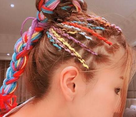 Baby绑整头彩辫美翻了 头皮清晰可见