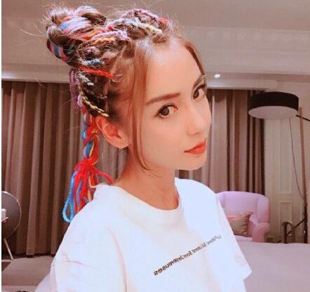 嘻哈风?Baby绑整头彩辫 造型小仙女百变Baby时而犀利时而可爱