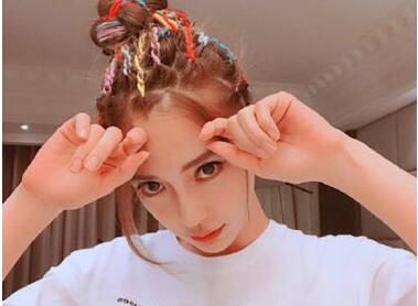 嘻哈风?Baby绑整头彩辫 造型小仙女百变Baby时而犀利时而可爱