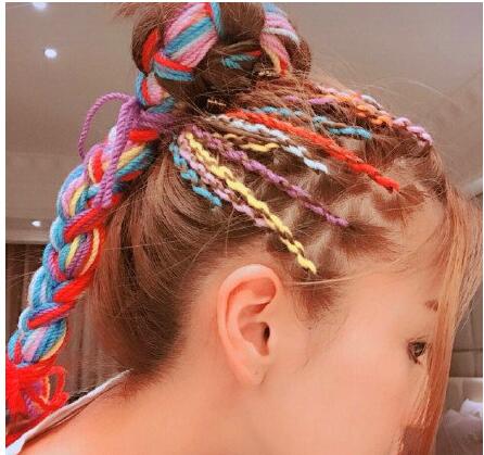 嘻哈风?Baby绑整头彩辫 造型小仙女百变Baby时而犀利时而可爱