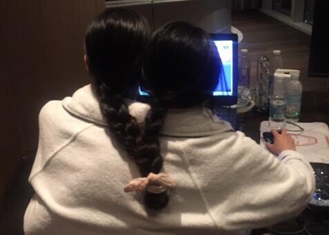 嘻哈风?Baby绑整头彩辫 造型小仙女百变Baby时而犀利时而可爱