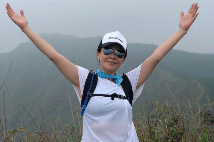 Hiking!刘嘉玲晒登山视频 陶醉在八仙岭美丽山间