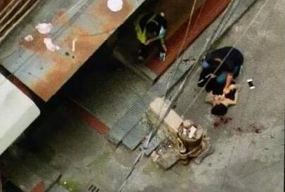 莆田涵江公安分局协警缉拿毒贩负伤 血染衣裤死死摁住毒贩