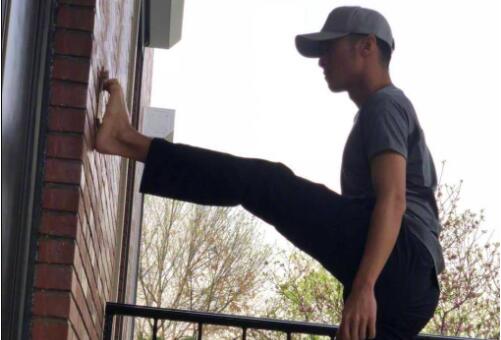 好皮啊！谢霆锋脚纹解锁 背后原因心酸：练吉他手指起茧