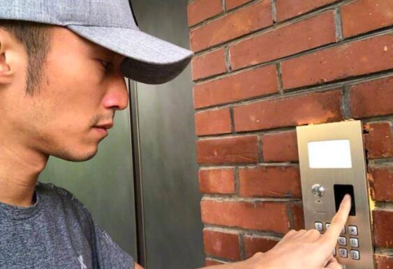 好皮啊！谢霆锋脚纹解锁 背后原因心酸：练吉他手指起茧