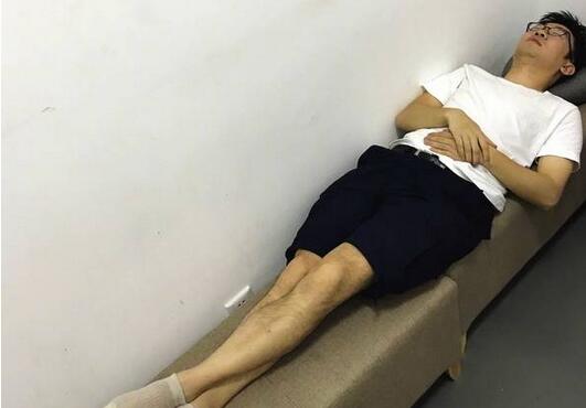 温馨!谢娜为杨迪庆生拆快递睡化妆间表情呆萌条打卡的搞笑图片图片